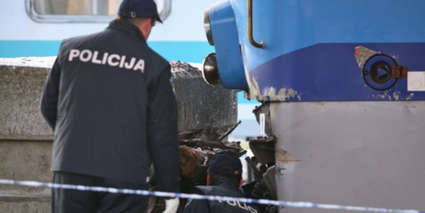 Zagreb, 211209.
Teska zeljeznicka nesreca desila se jutros oko 5,20 sati na Glavnom kolodvoru u Zagrebu. Strojovodja putnickog vlaka iz Siska pri ulasku na peron broj 4 nije mogao zakociti najvjerojatnije zbog zaledjenih tracnica i udario je u grudobran. Zagreb, 211209.
Teska zeljeznicka nesreca desila se jutros oko 5,20 sati na Glavnom kolodvoru u Zagrebu. Strojovodja putnickog vlaka iz Siska pri ulasku na peron broj 4 nije mogao zakociti najvjerojatnije zbog zaledjenih tracnica i udario je u grudobran.