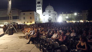BelCante: Sandra Bagaric i Martina Tomcic ispred crkve sv. Donata BelCante: Sandra Bagaric i Martina Tomcic ispred crkve sv. Donata