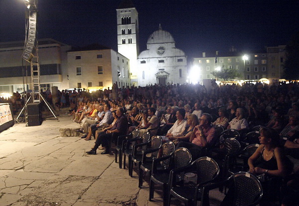 BelCante: Sandra Bagaric i Martina Tomcic ispred crkve sv. Donata BelCante: Sandra Bagaric i Martina Tomcic ispred crkve sv. Donata