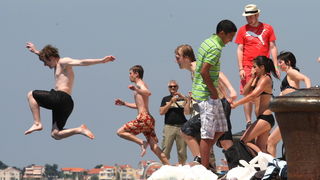 Zadar, 120512.
Mladi turisti iz Francuske nakon razgledavanja grada osvjezili su se u moru kupanjem na zadarskim orguljama.
Foto: Andrija Lucic / CROPIX Zadar, 120512.
Mladi turisti iz Francuske nakon razgledavanja grada osvjezili su se u moru kupanjem na zadarskim orguljama.
Foto: Andrija Lucic / CROPIX