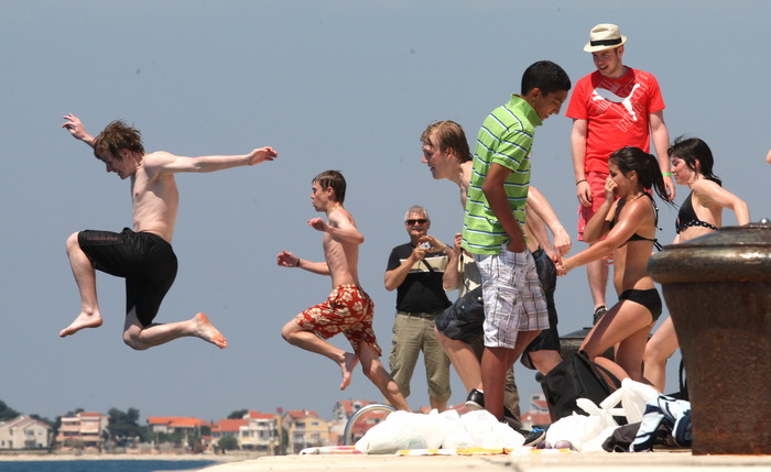 Zadar, 120512.
Mladi turisti iz Francuske nakon razgledavanja grada osvjezili su se u moru kupanjem na zadarskim orguljama.
Foto: Andrija Lucic / CROPIX Zadar, 120512.
Mladi turisti iz Francuske nakon razgledavanja grada osvjezili su se u moru kupanjem na zadarskim orguljama.
Foto: Andrija Lucic / CROPIX