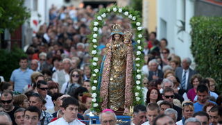 Zadar, 110512.Blagdan gospe Loretske slavi se u zadarskom naselju Arbanasi. Nakon svecanog misnog slavlja u vecernjim satima krece procesija po naselju koju predvodi zadarski nadbiskup Zelimir Puljic.Foto: Andrija Lucic / CROPIX Zadar, 110512.Blagdan gospe Loretske slavi se u zadarskom naselju Arbanasi. Nakon svecanog misnog slavlja u vecernjim satima krece procesija po naselju koju predvodi zadarski nadbiskup Zelimir Puljic.Foto: Andrija Lucic / CROPIX