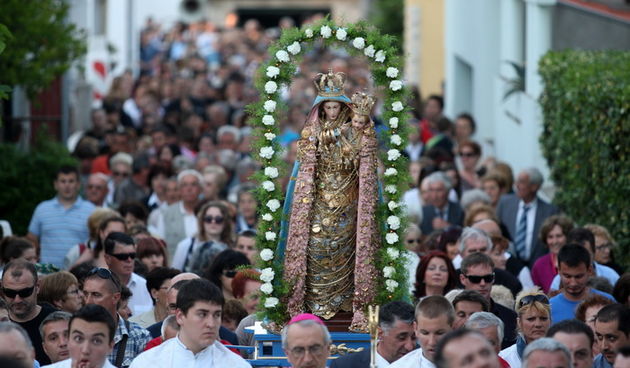 Zadar, 110512.Blagdan gospe Loretske slavi se u zadarskom naselju Arbanasi. Nakon svecanog misnog slavlja u vecernjim satima krece procesija po naselju koju predvodi zadarski nadbiskup Zelimir Puljic.Foto: Andrija Lucic / CROPIX