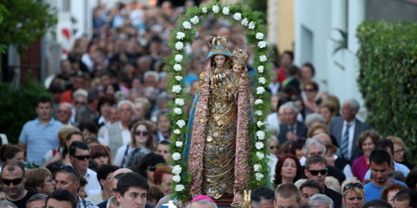 Zadar, 110512.Blagdan gospe Loretske slavi se u zadarskom naselju Arbanasi. Nakon svecanog misnog slavlja u vecernjim satima krece procesija po naselju koju predvodi zadarski nadbiskup Zelimir Puljic.Foto: Andrija Lucic / CROPIX Zadar, 110512.Blagdan gospe Loretske slavi se u zadarskom naselju Arbanasi. Nakon svecanog misnog slavlja u vecernjim satima krece procesija po naselju koju predvodi zadarski nadbiskup Zelimir Puljic.Foto: Andrija Lucic / CROPIX