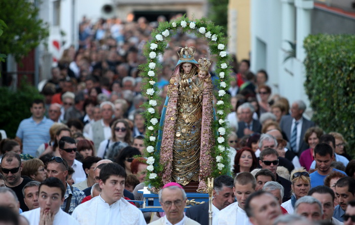 Zadar, 110512.Blagdan gospe Loretske slavi se u zadarskom naselju Arbanasi. Nakon svecanog misnog slavlja u vecernjim satima krece procesija po naselju koju predvodi zadarski nadbiskup Zelimir Puljic.Foto: Andrija Lucic / CROPIX Zadar, 110512.Blagdan gospe Loretske slavi se u zadarskom naselju Arbanasi. Nakon svecanog misnog slavlja u vecernjim satima krece procesija po naselju koju predvodi zadarski nadbiskup Zelimir Puljic.Foto: Andrija Lucic / CROPIX
