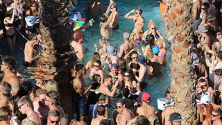 Otok Pag – Hideout festival privukao je mnogobrojnu publiku na popularnu plazu Zrce gdje se na after beach partiju u klubu Papaya plesalo cijelo poslijepodne. Photo: Filip Brala/PIXSELL