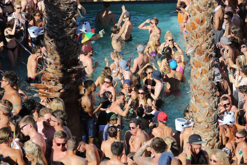 Otok Pag – Hideout festival privukao je mnogobrojnu publiku na popularnu plazu Zrce gdje se na after beach partiju u klubu Papaya plesalo cijelo poslijepodne. Photo: Filip Brala/PIXSELL