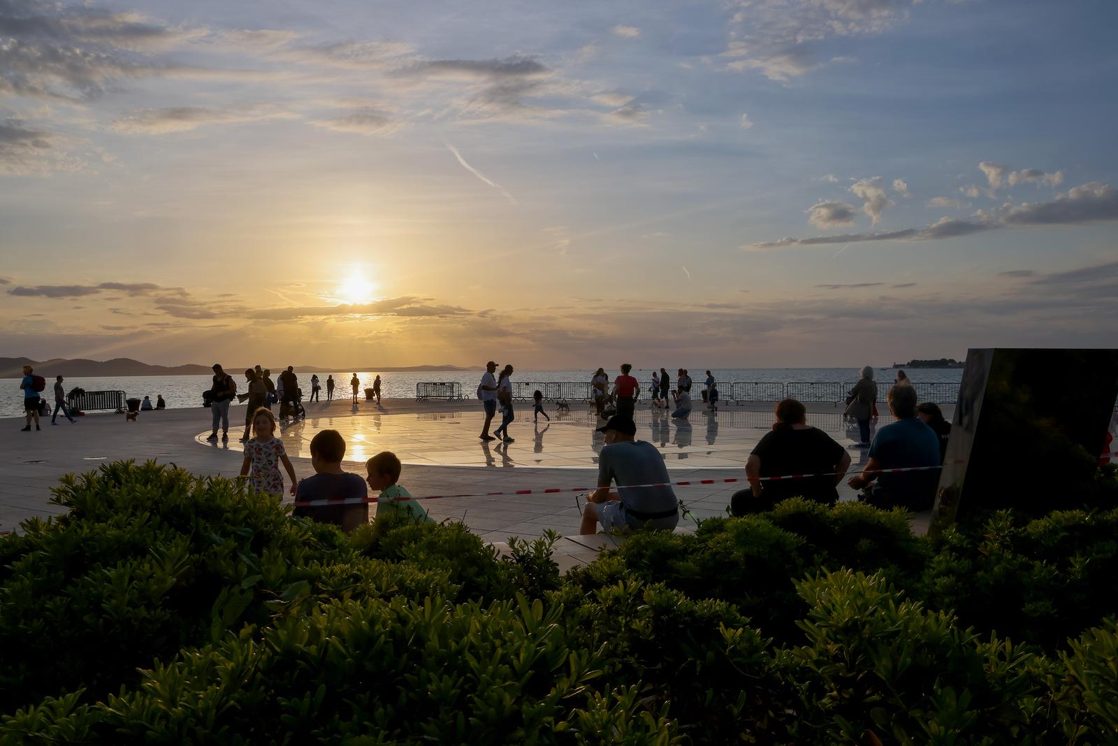 Zadar: Turisti uživaju u zalasku sunca