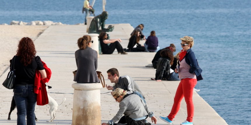 Zadar, 220312.
Toplo i proljetno poslijepodne zadrani iskoristili za setnju rivom.
Foto: Andrija Lucic / CROPIX