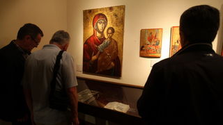 Zadar, 170513.
Crkva sv Ilije, Poluotok.
Veceras je otvorena sakralna riznica pravoslavne crkve sv. Ilije – vrijedne umjetnine i galerija ikona. Javnosti ju je predstavio episkop dalmatinski Fotije. Riznica je obnovljena sredstvima Ministarstva kultur Zadar, 170513.
Crkva sv Ilije, Poluotok.
Veceras je otvorena sakralna riznica pravoslavne crkve sv. Ilije – vrijedne umjetnine i galerija ikona. Javnosti ju je predstavio episkop dalmatinski Fotije. Riznica je obnovljena sredstvima Ministarstva kultur