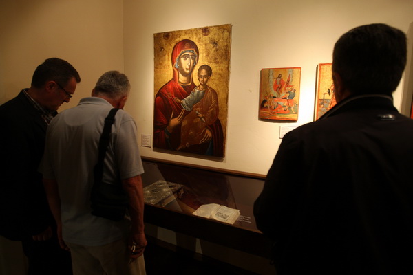 Zadar, 170513.
Crkva sv Ilije, Poluotok.
Veceras je otvorena sakralna riznica pravoslavne crkve sv. Ilije – vrijedne umjetnine i galerija ikona. Javnosti ju je predstavio episkop dalmatinski Fotije. Riznica je obnovljena sredstvima Ministarstva kultur Zadar, 170513.
Crkva sv Ilije, Poluotok.
Veceras je otvorena sakralna riznica pravoslavne crkve sv. Ilije – vrijedne umjetnine i galerija ikona. Javnosti ju je predstavio episkop dalmatinski Fotije. Riznica je obnovljena sredstvima Ministarstva kultur