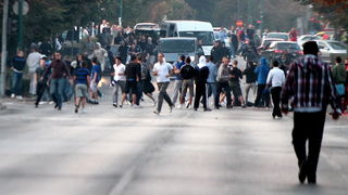 Sarajevo, 061011. 
Navijacki neredi oko i na stadionu Grbavica sat vremena prije prijateljske utakmice izmedju Zeljeznicara i Hajduka. 
Navijaci Hajduka (navodno iz BIH) usli su na juznu tribinu unistavajuci koreografiju domacih navijaca. 
Nakon masovne t