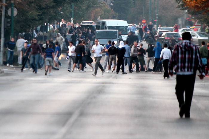 Sarajevo, 061011. 
Navijacki neredi oko i na stadionu Grbavica sat vremena prije prijateljske utakmice izmedju Zeljeznicara i Hajduka. 
Navijaci Hajduka (navodno iz BIH) usli su na juznu tribinu unistavajuci koreografiju domacih navijaca. 
Nakon masovne t