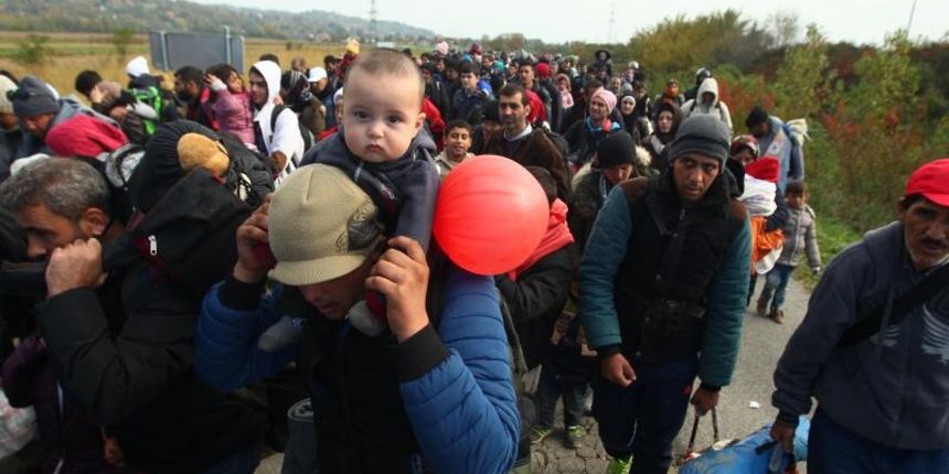 Brezice, Slovenija – Oko 2000 izbjeglica u koloni hoda od mjesta Rigonce prema kampu u Brezicama u pratnji Slovenske policije, Foto: Zeljko Lukunic/PIXSELL Brezice, Slovenija – Oko 2000 izbjeglica u koloni hoda od mjesta Rigonce prema kampu u Brezicama u pratnji Slovenske policije, Foto: Zeljko Lukunic/PIXSELL
