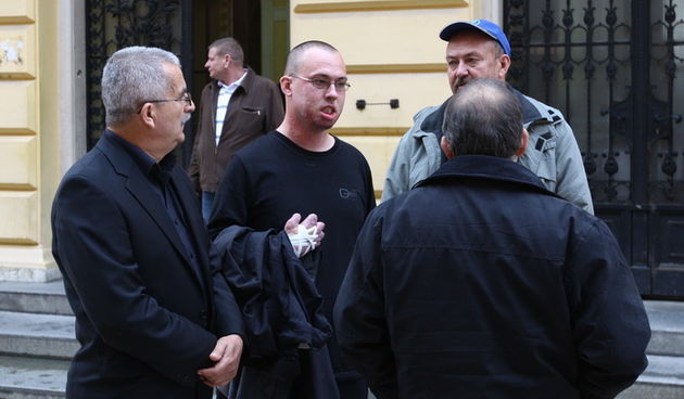 Zadar, 231110.
Zupaniski sud u Zadru.
Pocelo je  sudjenje bivsem sibensko – kninskom zupanijskom vatrogasnom zapovjedniku Drazenu Slavici u slucaju tragedije na Kornatu.
Na fotografiji:  Frane Lucic jedini prezivjeli vatrogasac.
Foto: Vladimir Ivanov / CR