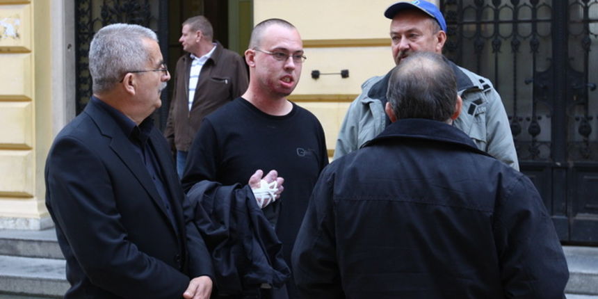 Zadar, 231110.
Zupaniski sud u Zadru.
Pocelo je sudjenje bivsem sibensko – kninskom zupanijskom vatrogasnom zapovjedniku Drazenu Slavici u slucaju tragedije na Kornatu.
Na fotografiji: Frane Lucic jedini prezivjeli vatrogasac.
Foto: Vladimir Ivanov / CR Zadar, 231110.
Zupaniski sud u Zadru.
Pocelo je sudjenje bivsem sibensko – kninskom zupanijskom vatrogasnom zapovjedniku Drazenu Slavici u slucaju tragedije na Kornatu.
Na fotografiji: Frane Lucic jedini prezivjeli vatrogasac.
Foto: Vladimir Ivanov / CR