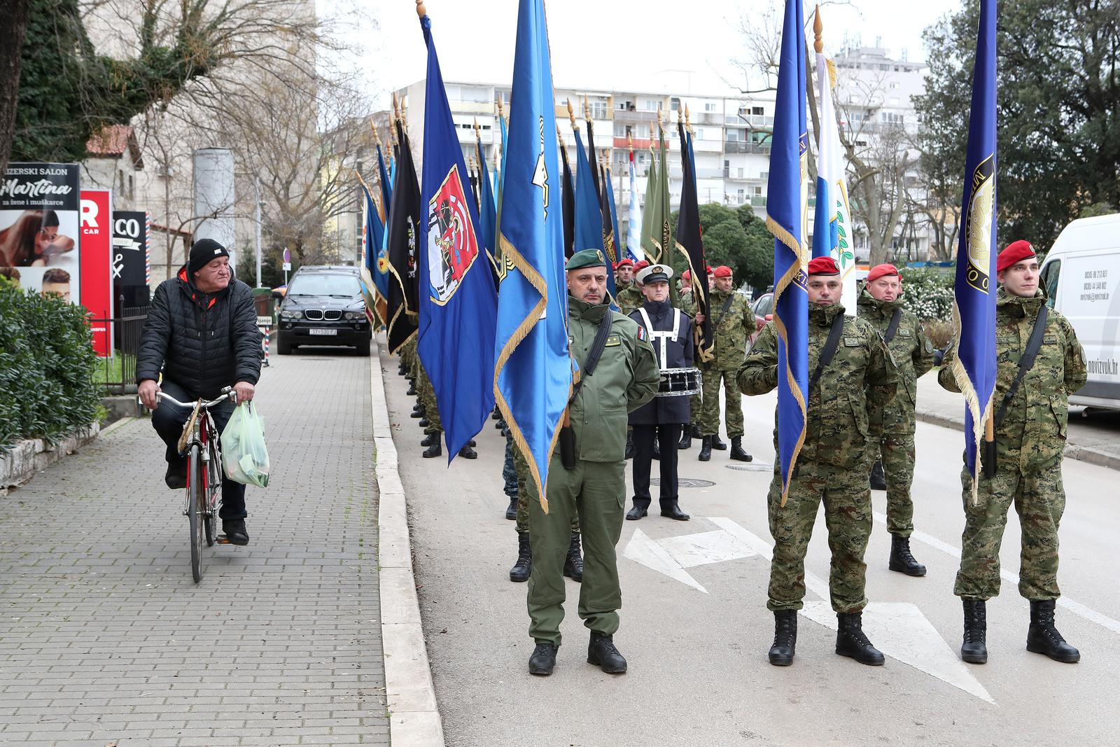 Mimohod pripadnika OSRH i MUP-a s ratnim zastavama povodom 30. obljetnice VRO Maslenica Mimohod pripadnika OSRH i MUP-a s ratnim zastavama povodom 30. obljetnice VRO Maslenica