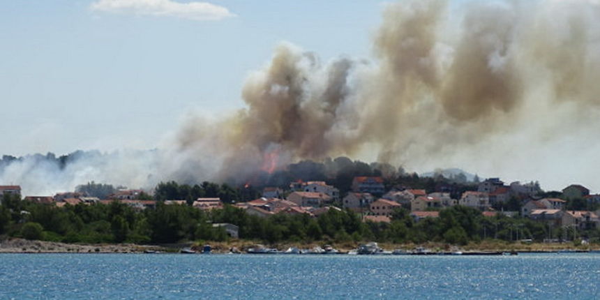 Požar na Brodarici u Šibeniku Požar na Brodarici u Šibeniku