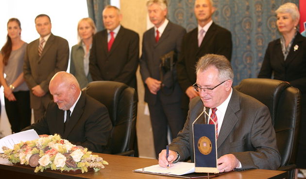 Zagreb, 030910.
Svecano potpisivanje Sporazuma o suradnji, unapredjenju i razvoju sporta u Republici Hrvatskoj, izmedju Hrvatskog olimpijskog odbora  i Ministarstva obrane Republike Hrvatske. 
Na slici Jadranka Kosor-premijerka, Branko Vukelic-ministar ob
