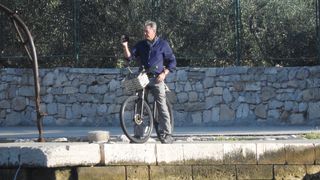 Može li bivši James Bond ‘proći’ kao obični turist? Pierce Brosnan na Visu pokazao još jedan talent