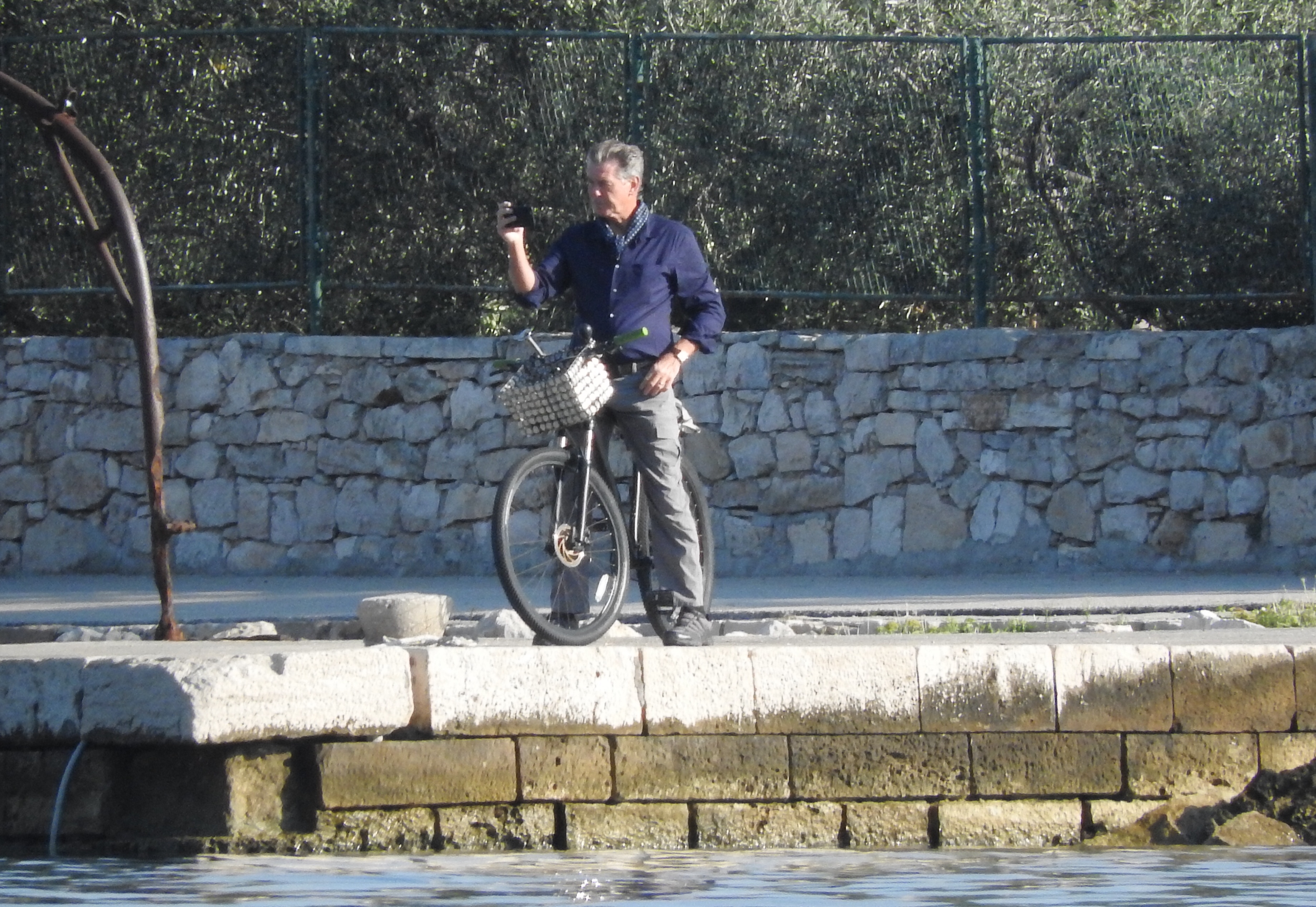 Može li bivši James Bond ‘proći’ kao obični turist? Pierce Brosnan na Visu pokazao još jedan talent