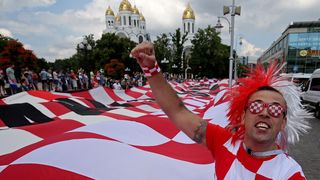 U Fun zoni u Kalinjingradu hrvatski navijači razvili 96-metarsku zastavu