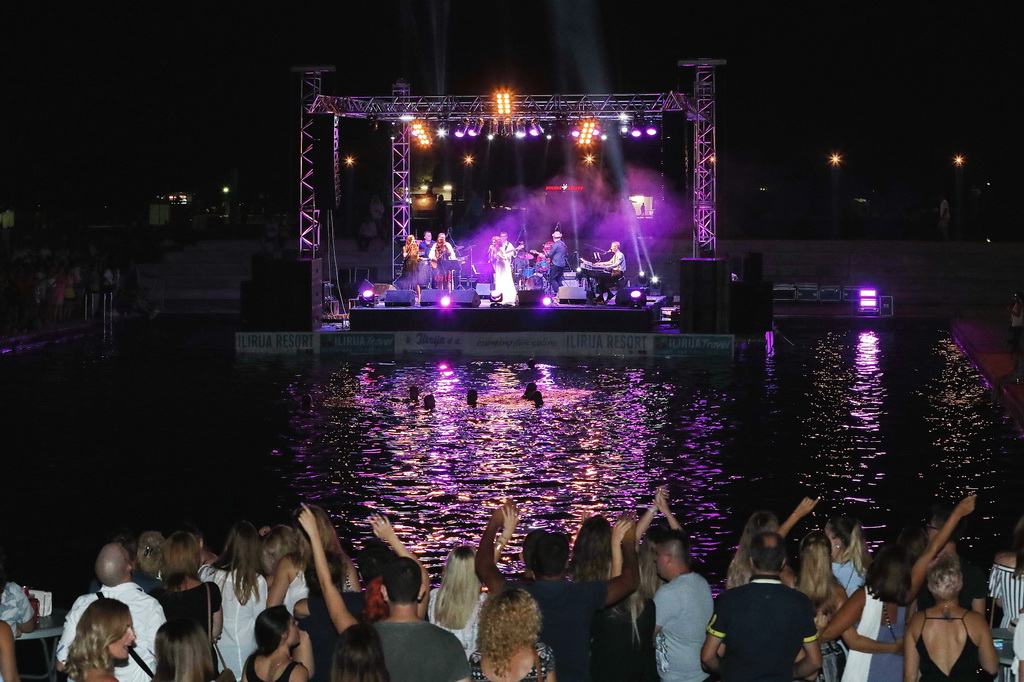 Čudesna Doris Dragović oduševila u Biogradu na Moru Čudesna Doris Dragović oduševila u Biogradu na Moru