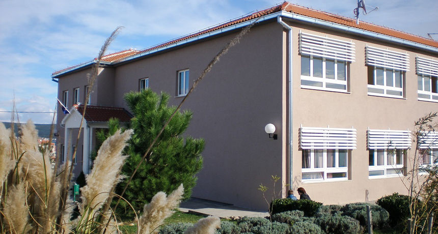 Neviđane, osnovna škola