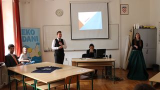 U ponedjeljak u popodnevnim satima, u Prirodoslovno grafičkoj školi održan je eko-kviz znanja – Eko potjera, napravljen po uzoru na popularni kviz na HTV-u U ponedjeljak u popodnevnim satima, u Prirodoslovno grafičkoj školi održan je eko-kviz znanja – Eko potjera, napravljen po uzoru na popularni kviz na HTV-u