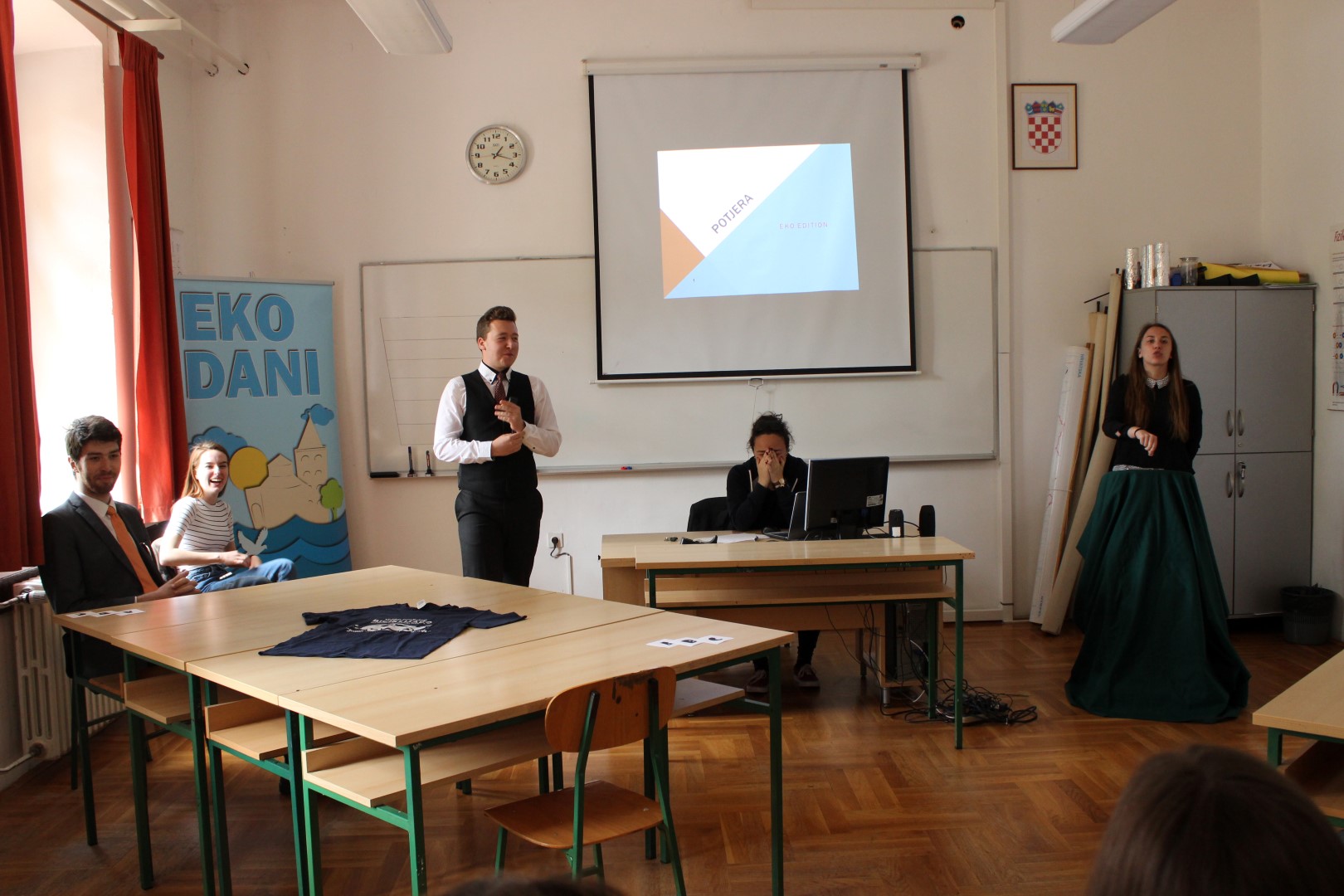 U ponedjeljak u popodnevnim satima, u Prirodoslovno grafičkoj školi održan je eko-kviz znanja – Eko potjera, napravljen po uzoru na popularni kviz na HTV-u U ponedjeljak u popodnevnim satima, u Prirodoslovno grafičkoj školi održan je eko-kviz znanja – Eko potjera, napravljen po uzoru na popularni kviz na HTV-u