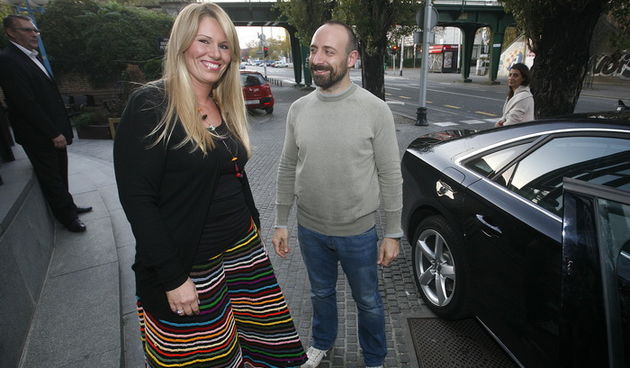 Zagreb, 071110. 
Cibonin toranj, Agrokor.
U Zagreb je danas stigao glumac Halit Ergenc poznatiji kao Onur iz sapunice 1001 noc. 
Na slici: Halita je ispred Agrokora docekala Iva Todoric.
Foto: Damjan Tadic / CROPIX