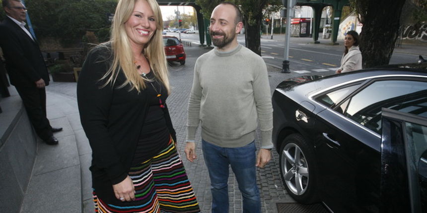 Zagreb, 071110. 
Cibonin toranj, Agrokor.
U Zagreb je danas stigao glumac Halit Ergenc poznatiji kao Onur iz sapunice 1001 noc. 
Na slici: Halita je ispred Agrokora docekala Iva Todoric.
Foto: Damjan Tadic / CROPIX