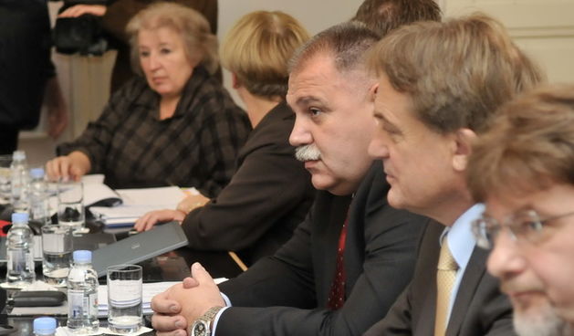 Zagreb, 231109.
Vlada RH.
Sjednica Gospodarsko – socijalnog vijeca (GSV).
Na slici: ministri Bozidar Kalmeta i Ivan Suker.
Foto: Bruno Konjevic / CROPIX