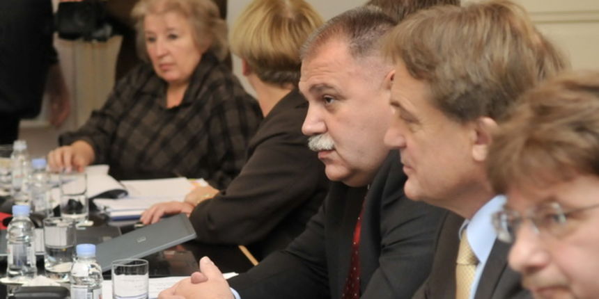 Zagreb, 231109.
Vlada RH.
Sjednica Gospodarsko – socijalnog vijeca (GSV).
Na slici: ministri Bozidar Kalmeta i Ivan Suker.
Foto: Bruno Konjevic / CROPIX