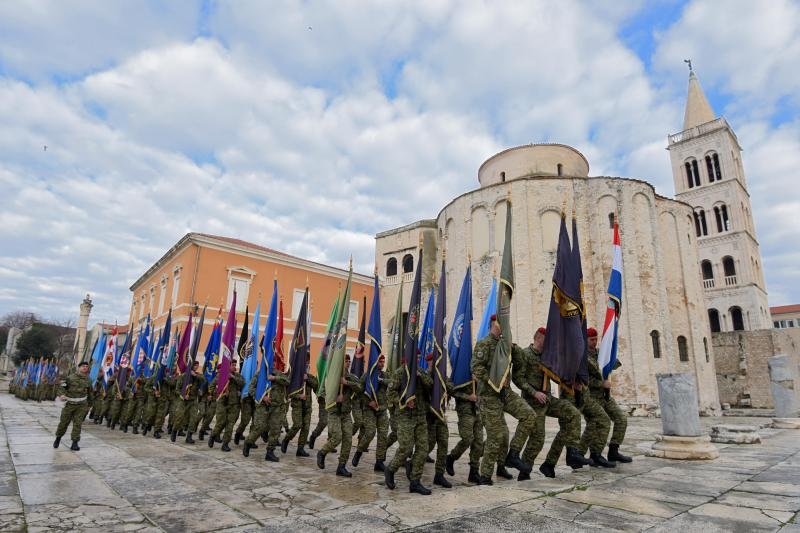 Paljenjem svijeća i polaganjem vijenaca, te mimohodom postrojbi započelo svečano obilježavanje 23. obljetnice VRO Maslenica. Foto. Dino Stanin/PIXSELL Paljenjem svijeća i polaganjem vijenaca, te mimohodom postrojbi započelo svečano obilježavanje 23. obljetnice VRO Maslenica. Foto. Dino Stanin/PIXSELL