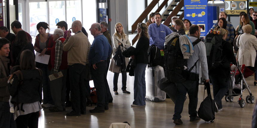 Zagrebacka zracna luka Pleso. Zbog erupcije vulkana na Islandu zracni promet u Europi je smanjen.U Zagrebackoj zracnoj luci jutros je otkazano desetak letova prema sjeveru Europe a priblizno isti broj letova je otkazan u dolasku. Foto: Ronald Gorsic / CRO Zagrebacka zracna luka Pleso. Zbog erupcije vulkana na Islandu zracni promet u Europi je smanjen.U Zagrebackoj zracnoj luci jutros je otkazano desetak letova prema sjeveru Europe a priblizno isti broj letova je otkazan u dolasku. Foto: Ronald Gorsic / CRO