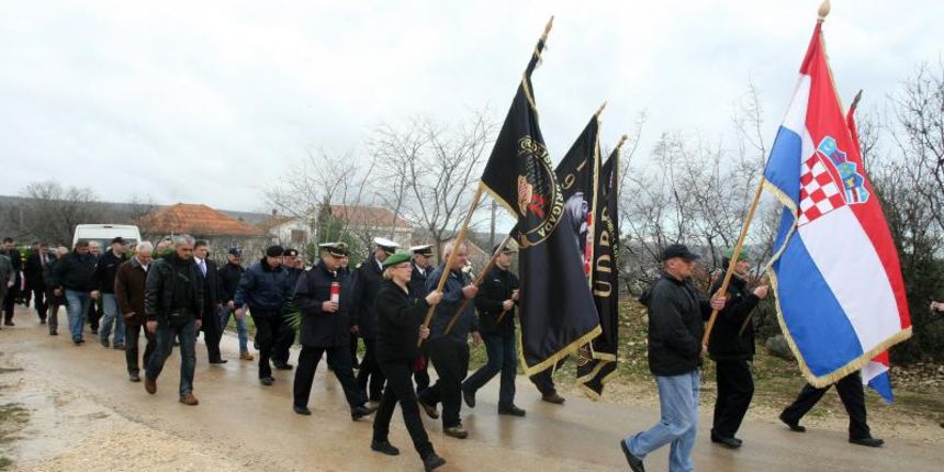 Polaganjem vijenaca na središnjem križu, u Novigradu je obilježena obljetnica pogibije članova HRM-a i Druge gardijske brigade za vrijeme akcije Maslenica. Photo: Dino Stanin/PIXSELL Polaganjem vijenaca na središnjem križu, u Novigradu je obilježena obljetnica pogibije članova HRM-a i Druge gardijske brigade za vrijeme akcije Maslenica. Photo: Dino Stanin/PIXSELL