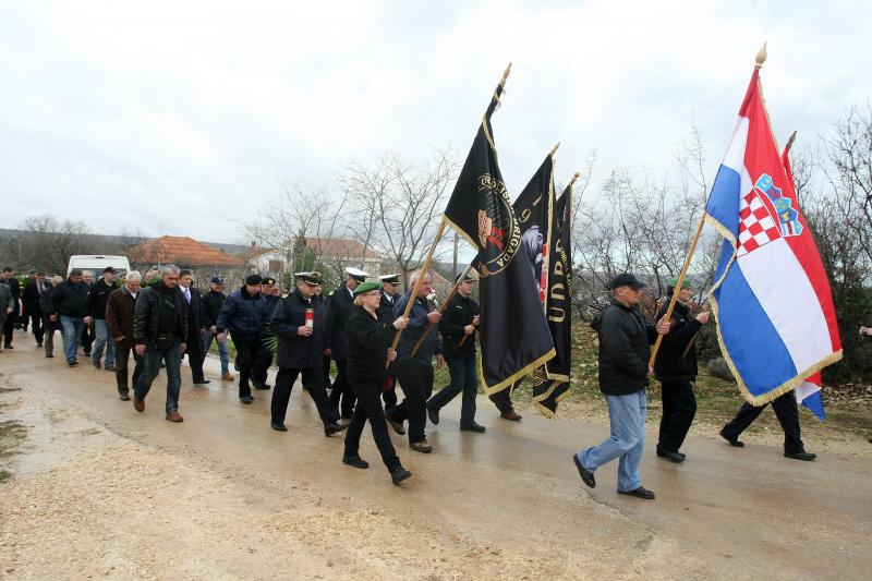 Polaganjem vijenaca na središnjem križu, u Novigradu je obilježena obljetnica pogibije članova HRM-a i Druge gardijske brigade za vrijeme akcije Maslenica. Photo: Dino Stanin/PIXSELL Polaganjem vijenaca na središnjem križu, u Novigradu je obilježena obljetnica pogibije članova HRM-a i Druge gardijske brigade za vrijeme akcije Maslenica. Photo: Dino Stanin/PIXSELL