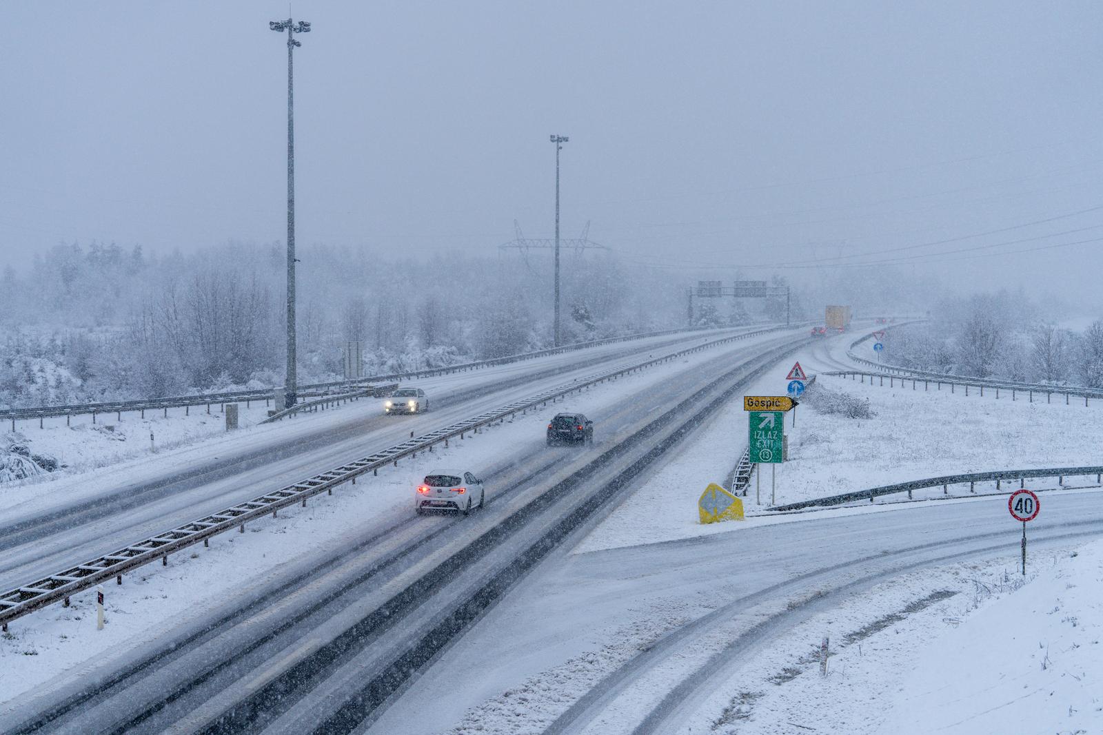 Snijeg i zimski uvjeti kod čvora Gospić na autocesti A1