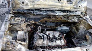 Kod Gračaca u vožnji se zapalio Renault i u potpunosti izgorio Kod Gračaca u vožnji se zapalio Renault i u potpunosti izgorio