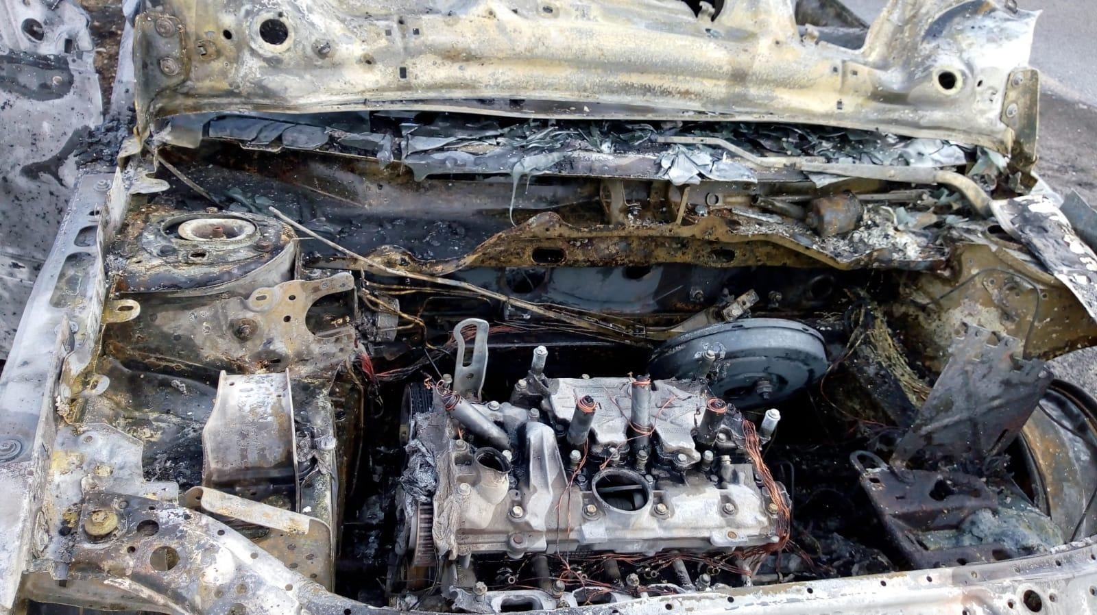 Kod Gračaca u vožnji se zapalio Renault i u potpunosti izgorio Kod Gračaca u vožnji se zapalio Renault i u potpunosti izgorio