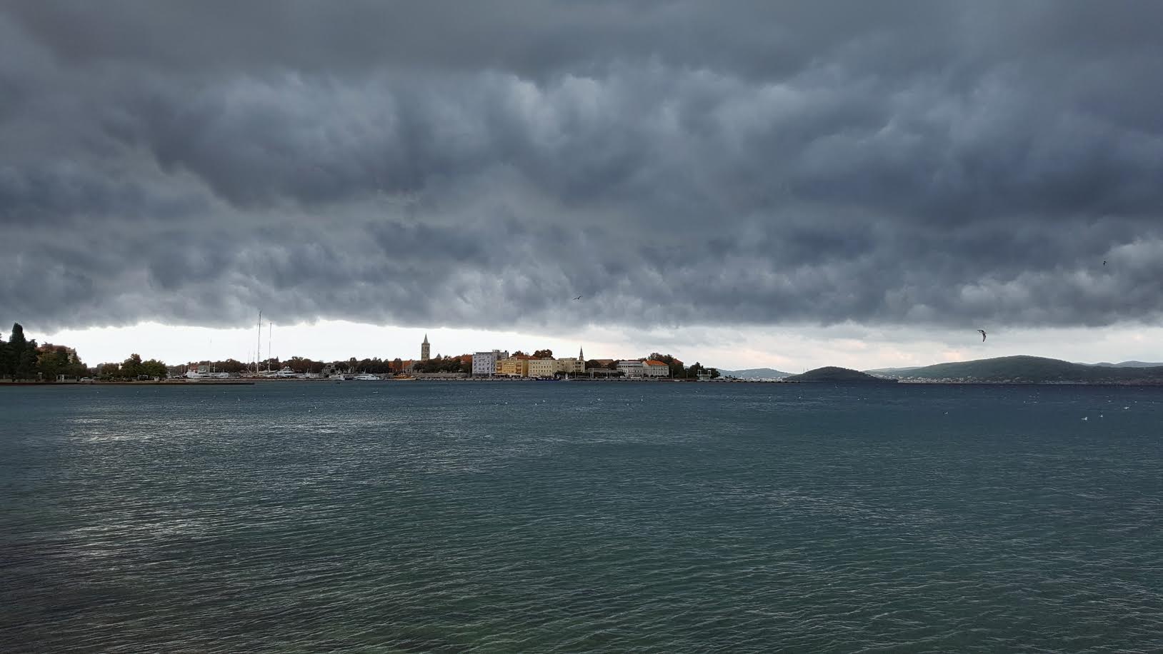 Ciklona Branka donijela crne i prijeteće oblake nad Zadar. Foto: Mladen Malik Ciklona Branka donijela crne i prijeteće oblake nad Zadar. Foto: Mladen Malik