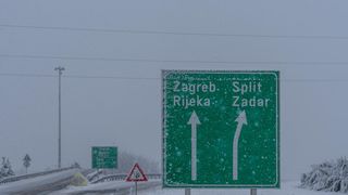 Snijeg i zimski uvjeti kod čvora Gospić na autocesti A1