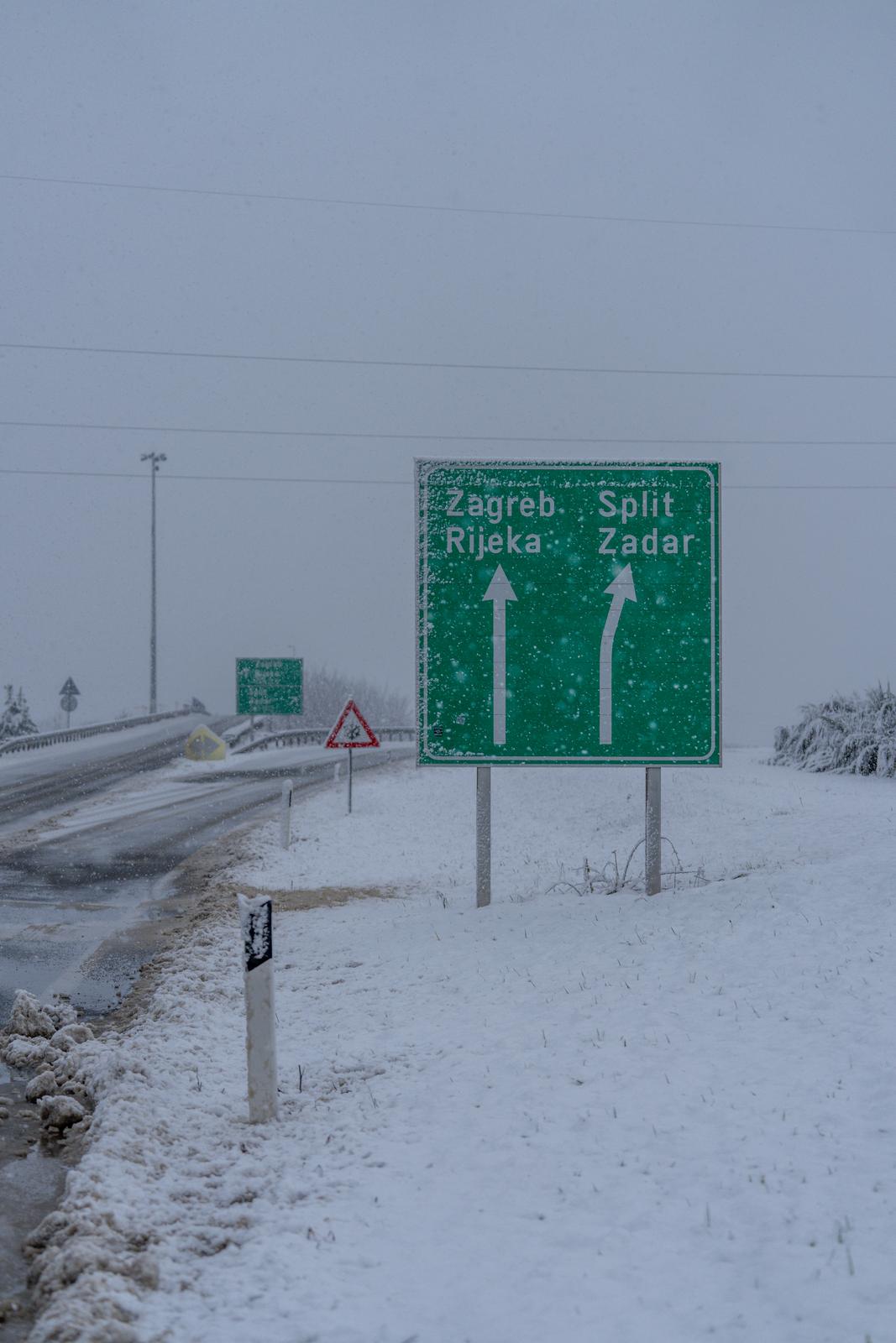 Snijeg i zimski uvjeti kod čvora Gospić na autocesti A1