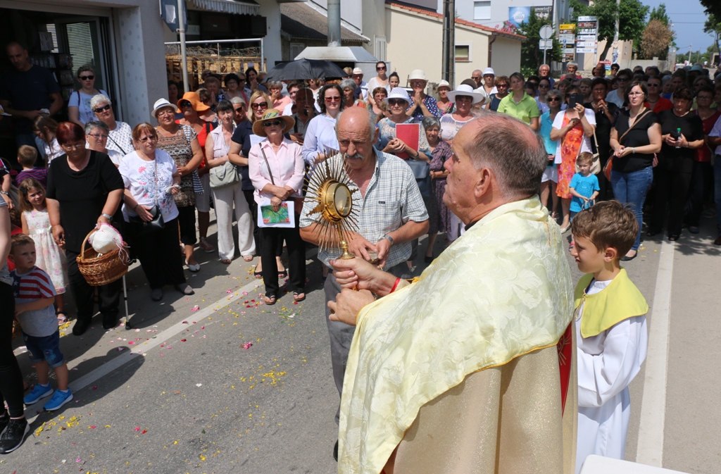 Tradicionalna procesija Tijelova ulicama Vira Tradicionalna procesija Tijelova ulicama Vira