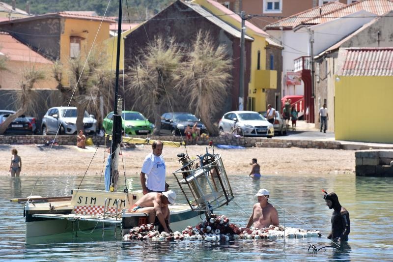 Ražančani saniraju štete nakon orkanske bure. Photo: Dino Stanin/PIXSELL