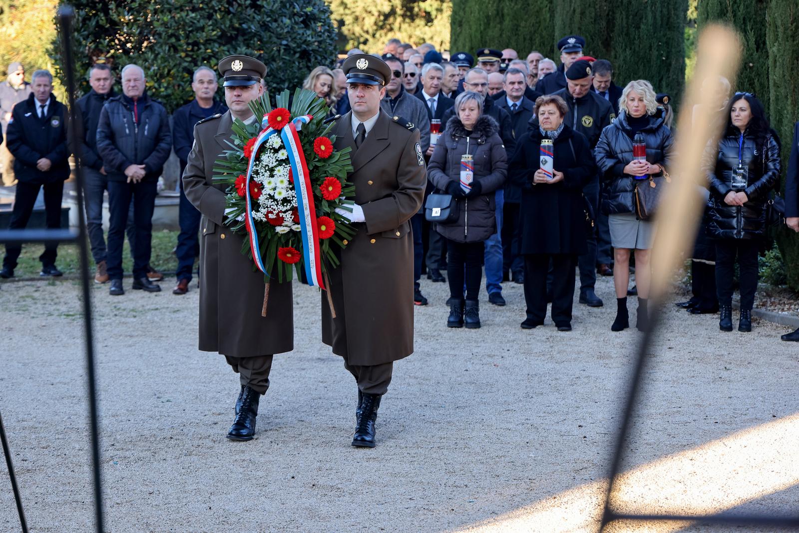 Na Gradskom groblju položeni vijenci povodom obilježavanja 33. obljetnice 72. bojne Vojne policije Na Gradskom groblju položeni vijenci povodom obilježavanja 33. obljetnice 72. bojne Vojne policije