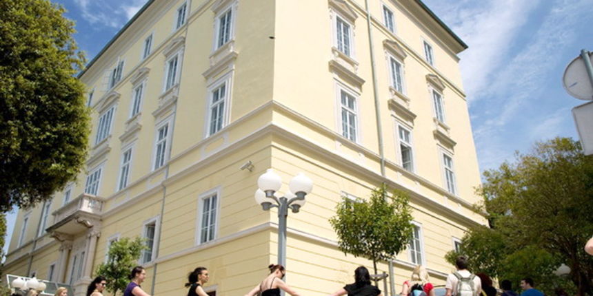 Studentski prosvjed: Zagrlimo rektorat Studentski prosvjed: Zagrlimo rektorat