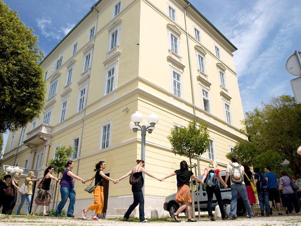 Studentski prosvjed: Zagrlimo rektorat