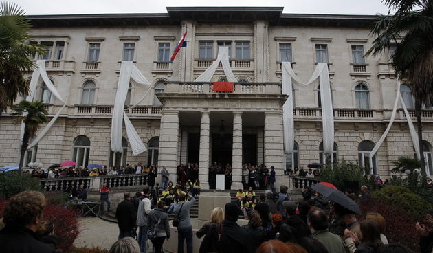 Pula, 021211.
Vec tradicionalno, programom u vrtu Doma branitelja tocno u podne otvoren je 17. Sa(n)jam knjige. Na otvorenju su govorili gradonacelnik grada Pule, Boris Miletic zupan Istarske zupanije, Ivan Jakovcic, direktorica Sajma, Magdalena Vodopija